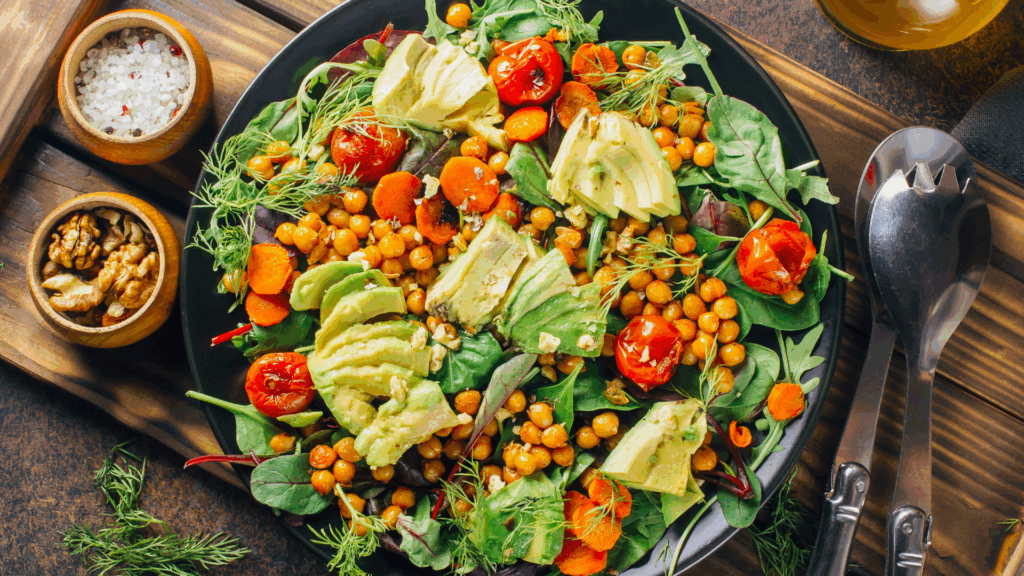 Salada Morna de Grão-de-Bico com Espinafre e Tomate Cereja 1 Esta salada morna é uma opção prática, nutritiva e repleta de sabor para o almoço ou jantar. O grão-de-bico oferece proteínas vegetais e fibras, enquanto o espinafre e o tomate cereja complementam com vitaminas e antioxidantes. Uma receita rápida, perfeita para quem busca energia e saúde no dia a dia.