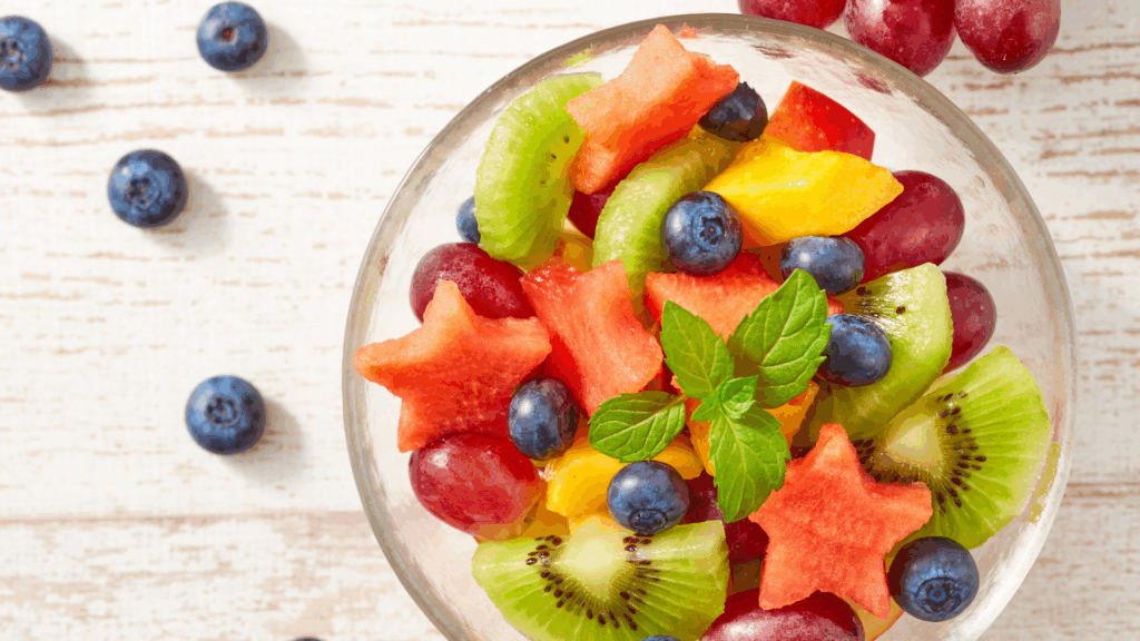 Salada de Frutas Arco-Íris com Limão e Hortelã 1 Colorida, nutritiva e naturalmente doce, essa salada de frutas é um festival de antioxidantes, fibras e vitaminas. Perfeita para dias quentes ou como sobremesa saudável, ela combina o melhor das frutas da estação com um toque refrescante de limão e hortelã. Ideal para fortalecer a imunidade, manter a hidratação e promover saúde intestinal com muito sabor e leveza.