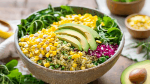Uma salada fresca, nutritiva e rápida de preparar, ideal para dias quentes ou como acompanhamento leve Esta salada combina a leveza da quinoa com a doçura do milho, a cremosidade do abacate e o frescor do tomate-cereja, resultando em uma explosão de sabores e texturas. Perfeita para um almoço leve, piqueniques ou como acompanhamento em jantares especiais.