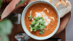 Um caldo aromático e funcional com raízes africanas Inspirada na culinária etíope, esta sopa combina lentilhas, batatas e massa integral em um caldo rico e temperado com especiarias como berbere e feno-grego. Uma opção reconfortante e nutritiva para dias frios ou refeições leves.