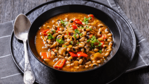 Uma sopa reconfortante e nutritiva, perfeita para dias mais frios ou para fortalecer o sistema imunológico. Esta receita combina batatas, couve e feijão-fradinho em um caldo cremoso enriquecido com castanhas de caju, proporcionando uma textura aveludada sem a necessidade de laticínios.