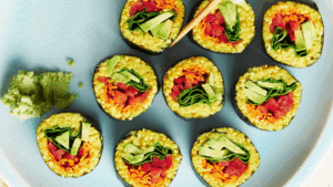 Uma fusão de sabores indianos e japoneses em um sushi nutritivo e funcional Este sushi inovador substitui o arroz tradicional por painço cozido com especiarias, proporcionando uma base aromática e rica em nutrientes. Recheado com vegetais frescos e abacate cremoso, é uma opção leve e funcional para refeições especiais ou lanches saudáveis.