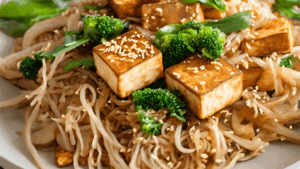 Uma explosão de sabores tailandeses em um prato funcional e reconfortante Este prato combina o crocante do tofu preparado na airfryer com a suavidade do macarrão de arroz integral, envoltos em um molho picante de amendoim. O frescor do bok choy e o toque cítrico do capim-limão elevam a experiência, tornando-o uma opção nutritiva e deliciosa para qualquer refeição.
