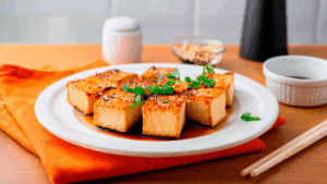 Uma receita prática e cheia de sabor, com proteína vegetal de qualidade. O tofu é marinado em um molho cítrico e depois grelhado até ficar dourado e crocante por fora, macio por dentro. Acompanhado de legumes salteados ou arroz integral, vira uma refeição completa e balanceada.