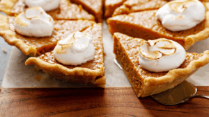 Uma releitura plant-based da clássica torta sulista: recheio cremoso de batata-doce assada, especiarias quentes e uma crosta nutritiva de aveia e pasta de sementes de girassol. Finalizada com chantilly de aquafaba para um toque especial.